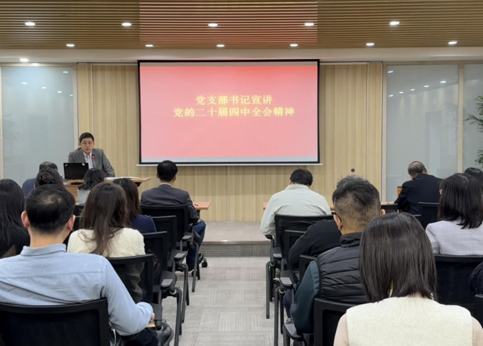 少妇扒开腿让我爽了一夜